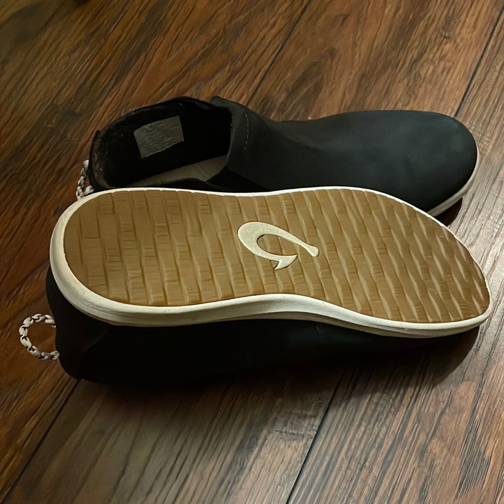 Olukai womens. Size 8.5.